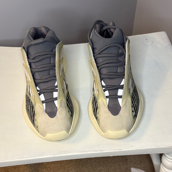 Yeezy 700 V3 Fade Salt Men’s 7.5 LIKE NEW! W/Box